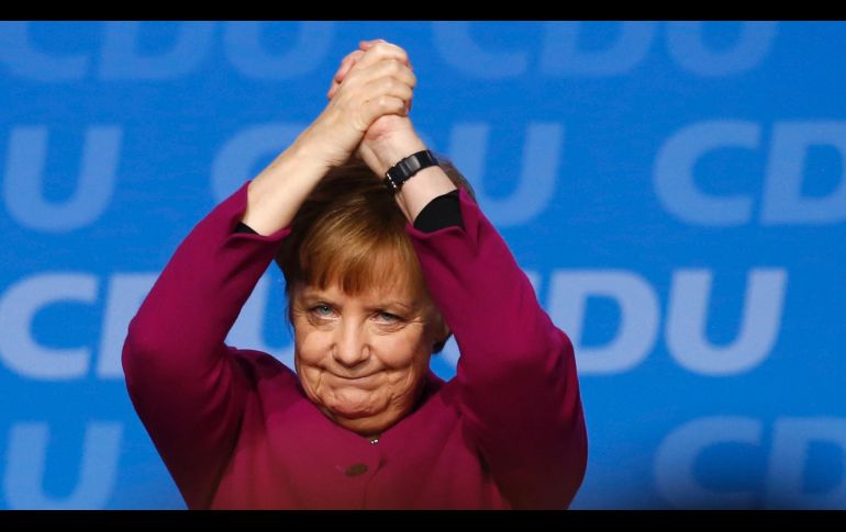 Angela Merkel, canciller alemana y lideresa de su partido, reacciona ante los aplausos de delegados en la convención de la Unión Cristiano Demócrata en Berlín, en la cual se aprobó una coalición para formar un nuevo gobierno. AP/F. Ostrop