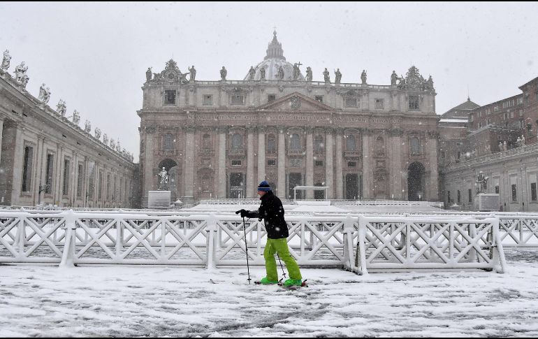 Un hombre esquía en la plaza de San Pedro, en el Vaticano. Una ola de frío siberiano azota Europa.