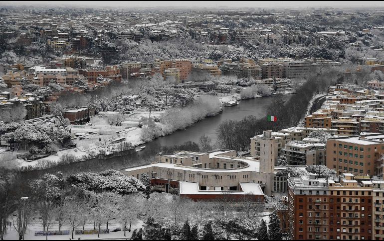 La ola gélida cubrió de nieve Roma, Italia, por primera vez en seis años. En la zona cayeron hasta cuatro centímetros de nieve.