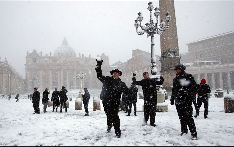 Un estudiante arroja una bola de nieve en la plaza de San Pedro, en el Vaticano. AP/A. Tarantino