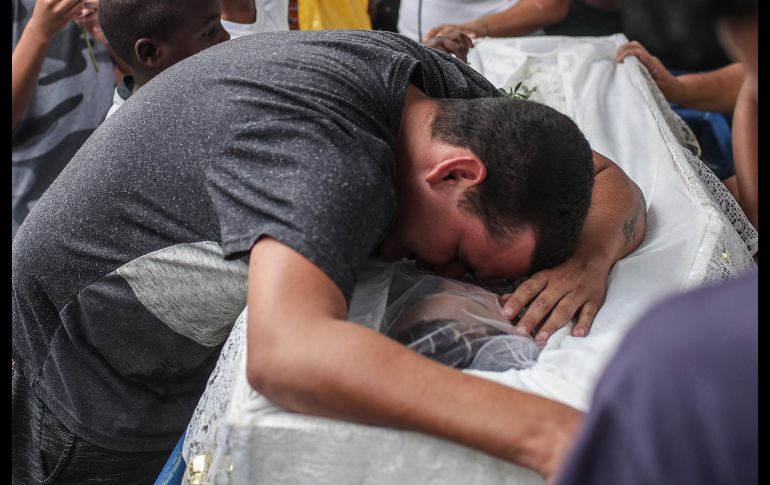 Mauro Domingues llora durante el funeral de su hijo Marlon de Andrade en Río de Janeiro, Brasil. El niño recibió un balazo en la cabeza, mientras jugaba con unos amigos con una pistola que les había sido 