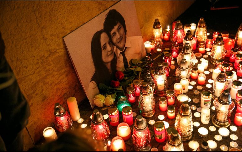 Un tributo en memoria del periodista eslovaco Jan Kuciak en Bratislava, Eslovaquia. Kuciak, de 27 años fue asesinado junto a su compañera en su vivienda. EFE/ D. Duducz