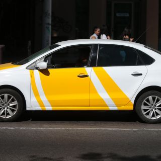 Comienza dotación de placas a nuevos taxistas