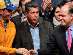 Falcón (centro) se suma al pastor evangélico Javier Bertucci y al ingeniero Reinaldo Quijada en el abanico de aspirantes a la presidencia. AFP/J. Barreto