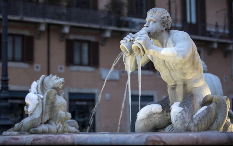 Varios carámbanos de hielo cuelgan de una de las fuentes del centro de Roma. EFE/M. Percossi