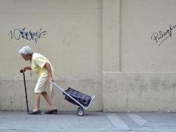 Otros datos que pueden alertar sobre la enfermedad de la osteoporosis, son dolor de huesos y pérdida de la estatura, esto debido a la compresión del sistema óseo. EL INFORMADOR / ARCHIVO