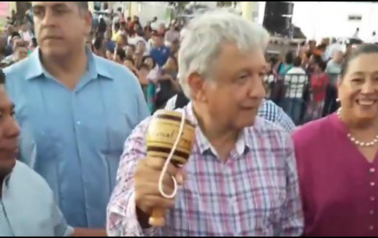 El aspirante a la candidatura presidencial por la coalición Juntos Haremos Historia muestra sus dotes para jugar balero. FACEBOOK / Andres Manuel Lopez Obrador