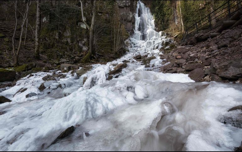 La cascada Nideck luce congelada en Oberhaslach, Francia. AFP/F. Hertzog