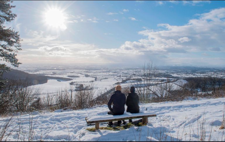 Una pareja observa desde en el parque nacional North Yorks Moors en la ciudad inglesa de North Yorkshire. AFP/A. Devlin