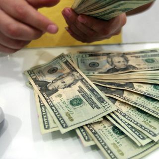 Dólar retrocede y se vende hasta en 18.68 pesos