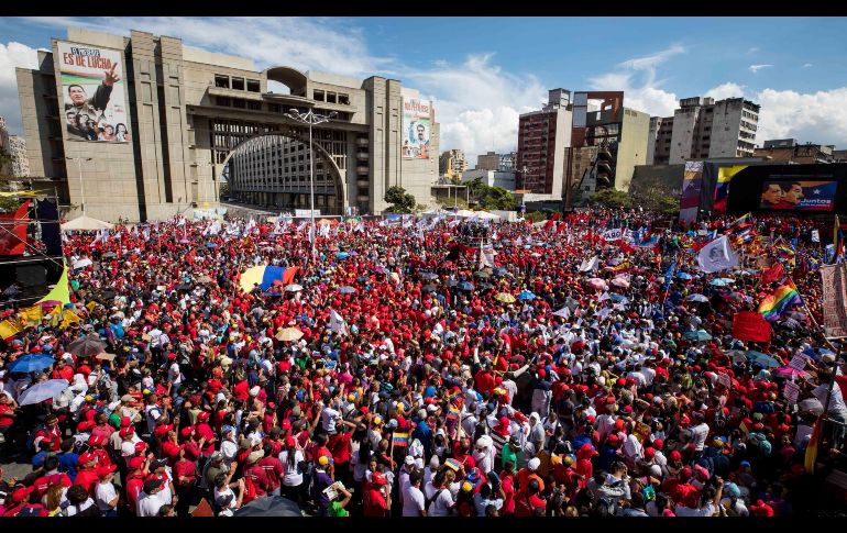 Miles de personas acompañan al presidente de Venezuela, Nicolás Maduro (fuera de cuadro), a la sede del Consejo Nacional Electoral para que formalice su candidatura a la reelección para los comicios del 22 de abril, en Caracas. EFE/M. Gutiérrez