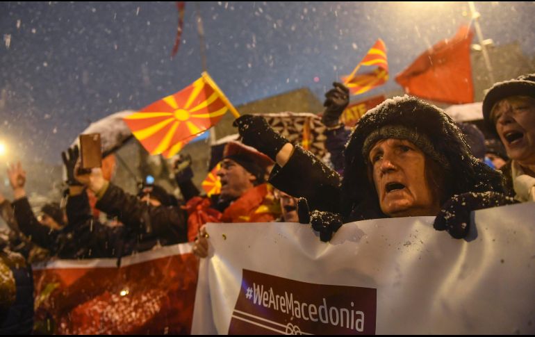Habitantes levantan banderas y gritan consignas contra del cambio del nombre constitucional República de Macedonia en Skopie, Macedonia. Los manifestantes exigen el final de las conversaciones con Grecia sobre el cambio de nombre. EFE/G. Licovski