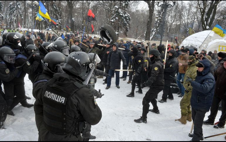 Agentes de policía se enfrentan con manifestantes que protestaban contra el Gobierno frente al Parlamento en Kiev, Ucrania. Al menos 13 policías resultaron heridos y 9 activistas fueron detenidos. AFP/O. Babich