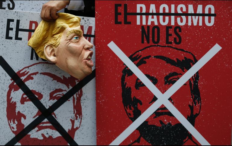 Activistas con máscaras del mandatario estadounidense Donald Trump protestan contra la séptima ronda de negociaciones del TLCAN en Ciudad de México. AP/M. Ugarte