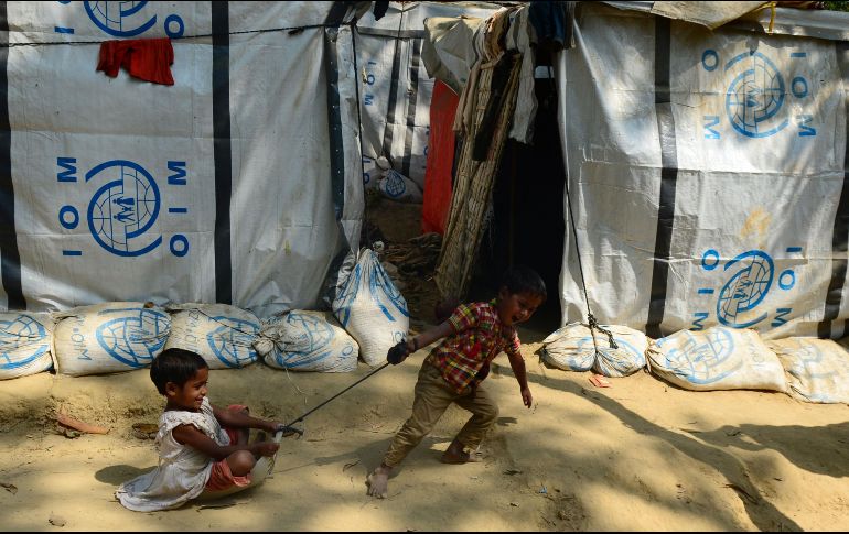 Niños hindúes que huyeron de Birmania juegan en un campamento de refugiados en Ukhia, Bangladesh. AFP/M. Uz Zaman