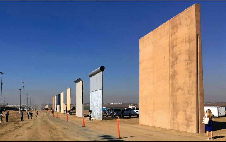 La decisión se produjo días después de que comenzó la construcción de una barrera de 9.1 metros de altura en Calexico, California. AP / ARCHIVO