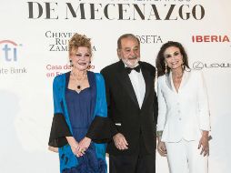 El empresario Carlos Slim, junto con Carmen Thyssen (a su derecha) y Carmen Reviriego, presidenta de la Fundación Callia. ESPECIAL/EL PAÍS