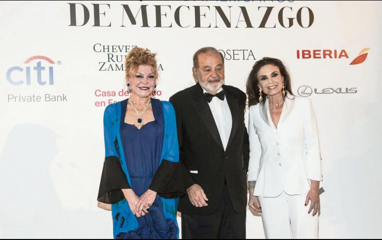 El empresario Carlos Slim, junto con Carmen Thyssen (a su derecha) y Carmen Reviriego, presidenta de la Fundación Callia. ESPECIAL/EL PAÍS