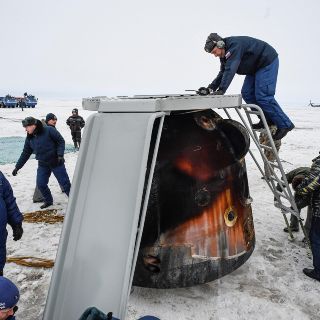 La nave Soyuz MS-06 aterriza en la estepa kazaja