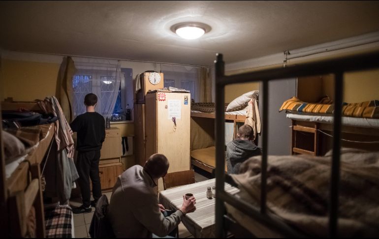 Varias personas sin hogar descansan en una casa de acogida en Lublin. Ante la ola de frío siberiano, autoridades implementaron refugios temporales en varios puntos de Polonia. EFE/W. Pacewicz