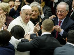 El Papa Francisco saluda a los feligreses a su llegada para su audiencia general de los miércoles en el aula Pablo VI, en el Vaticano. EFE/F. Frustaci