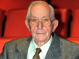 Murió el director británico Lewis Gilbert  El cineasta, quien entre sus trabajos realizó tres películas de James Bond, falleció a los 97 años  El director de cine británico Lewis Gilbert, autor de tres películas de James Bond, murió a los 97 años, anunciaron los productores de las aventuras del superagente secreto.  Gilbert dirigió 