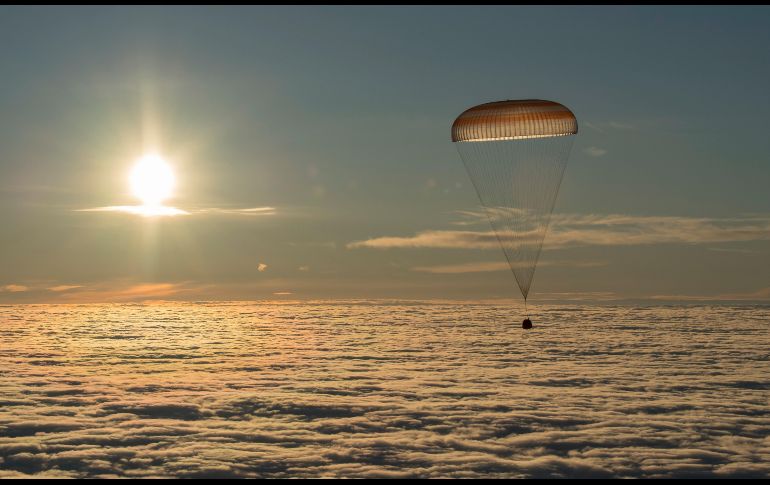 La nave Soyuz, con miembros de la expedición 54 procedentes de la Estación Espacial Internacional, desciende para aterrizar en Dzhezkazgan, Kazajistán. AP/NASA