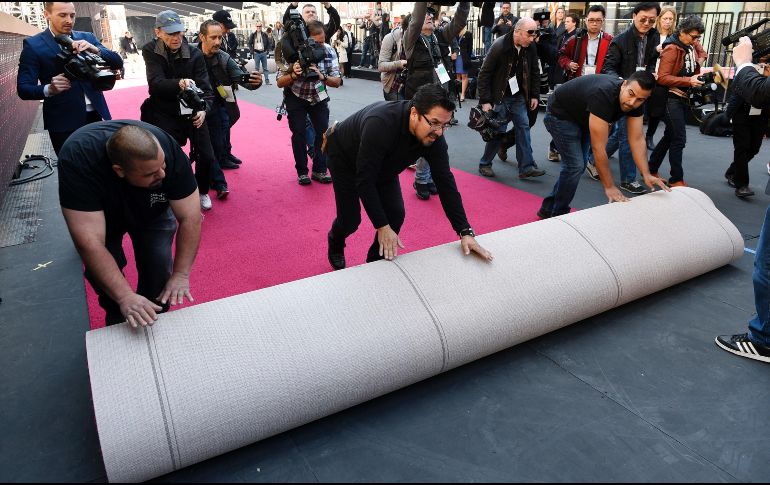 Trabajadores desenrollan la alfombra roja para la ceremonia de entrega de los premios Oscar, frente al teatro Dolby en Los Ángeles, California. AP/Invision/C. Pizzello
