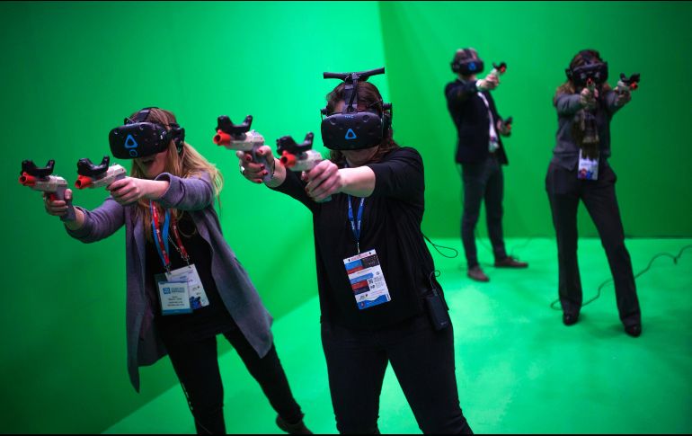 Asistentes al congreso mundial de móviles en Barcelona, España, reaccionan durante un juego de realidad virtual. AP/F. Seco
