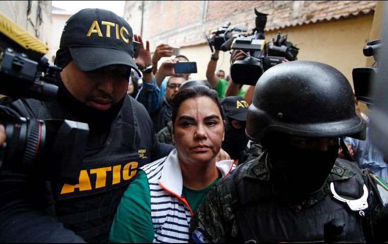 La ex primera dama de Honduras Rosa Elena Bonilla luego de ser detenida hoy en Tegucigalpa, bajo acusaciones de traspasar fondos de la Casa Presidencial a una cuenta privada antes de que su esposo, Porfirio Lobo, concluyera su mandato. AP/F. Antonio