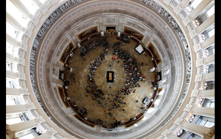 El público ve el ataúd del evangelista estadounidense Billy Graham en la rotonda del Capitolio, en Washington, DC. El reverendo Graham fue el evangelista cristiano más conocido de la nación y asesor de presidentes estadounidenses. AP/J. Martin