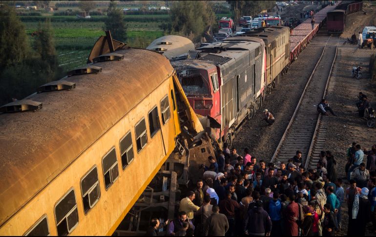 Varias personas inspeccionan el tren de pasajeros destruido tras una colisión con uno de mercancías, en la localidad egipcia de Kom Hamada. Al menos 12 personas murieron y otras 20 resultaron heridas. EFE/ F. El-geziry