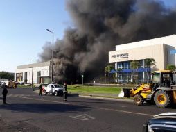 El incendio generó grandes columnas de humo y hasta las 18:00 horas, no había sido controlado. ESPECIAL/Protección Civil Zapopan