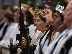 Rezos y armas, unidos en secta de EU