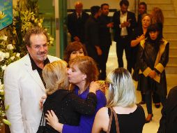 Aspecto de las instalaciones de una funeraria de Félix Cuevas, donde se velan los restos del actor Rogelio Guerra; en la imagen, su esposa Maribel Robles. SUN/Y. Xolalpa