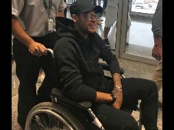 El jugador llegó a Río de Janeiro y fue transportado en silla de ruedas, aunque sonriente, después de lesionarse en los últimos minutos de un juego entre el PSG y el Olympique de Marsella. AFP / C. Dornald