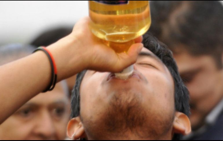 Con base en estos hallazgos, los investigadores creen que beber alcohol es probable que sea mucho más dañino para la salud cerebral que el consumo de mariguana. EFE / ARCHIVO