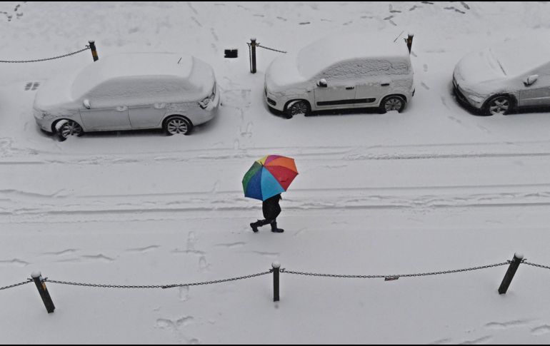 Una mujer se cubre de la nieve en Florencia, Italia. La ola de frío siberiano continúa afectando a gran parte de Europa, con retrasos en vuelos e interrupciones en vías y servicios de trenes. AP/ANSA/M. degl'Innocenti