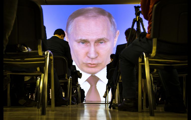 La imagen del presidente ruso, Vladimir Putin, se proyecta durante su discurso anual sobre el estado de la nación ante las dos cámaras del Parlamento, en Moscú. AP/A. Zemlianichenko