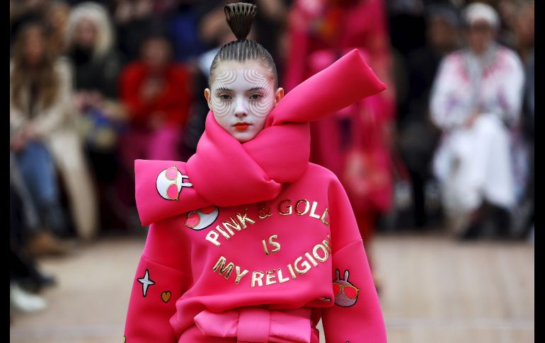 La pasarela de la nueva colección de Manish Arora se presenta en la Semana de la Moda de París. AFP/P. Kovarik