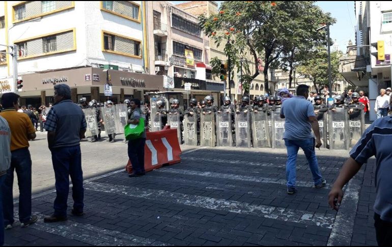 Elementos se colocaron en el cruce de Ramón Corona y avenida Juárez para evitar el paso de los manifestantes. EL INFORMADOR