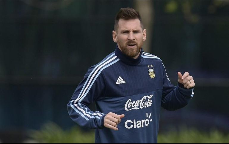Jorge San Paoli dice estar ilusionado por el gran momento futbolístico que atraviesa Messi. AFP/ARCHIVO
