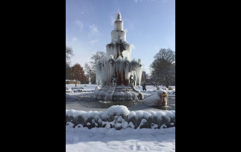 Una fuente congelada en Paisley, Escocia. Este frente frío de origen siberiano, ha sido apodado 