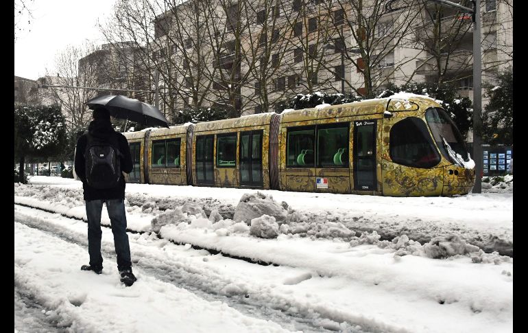 Un tranvía queda bloqueado por la nieve en Montpellier, en el Sur de Francia.