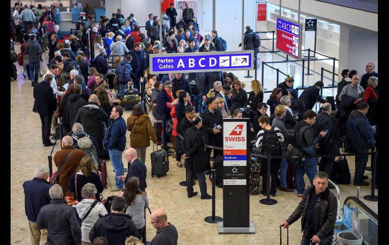 Pasajeros esperan en la terminal del aeropuerto de Ginebra, que cerró durante tres horas el jueves. Suiza ha visto en los últimos días cómo las temperaturas han caído a casi -40ºC en las zonas montañosas
