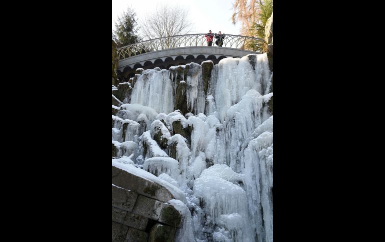 Una cascada congelada en un parque de Kassel, Alemania.