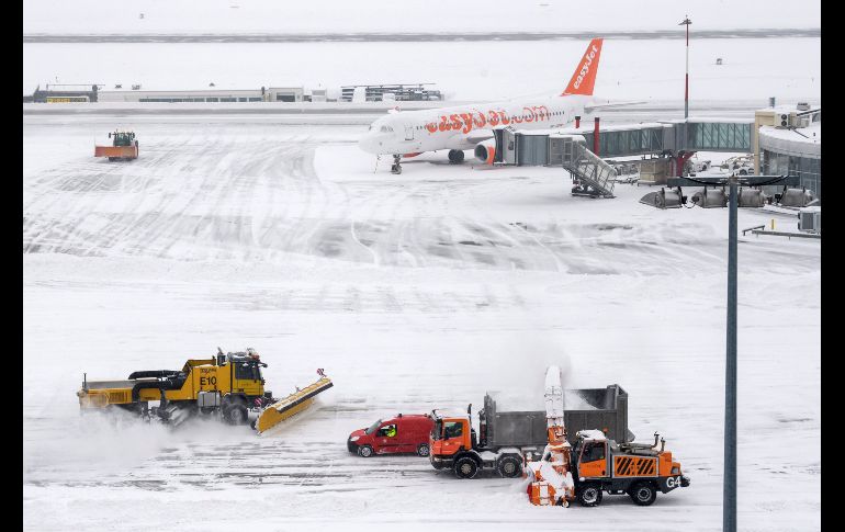 Máquinas quitan nieve de la pista de aterrizaje del aeropuerto de Ginebra, Suiza, luego de registrar una capa de 13 centímetros de nieve.