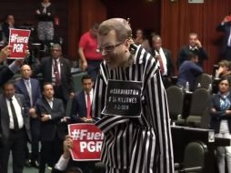 El muñeco fue vestido con un traje de presidiario y una ficha signaléctica con la leyenda 