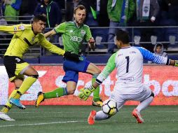 Magnus Wolff Eikrem (centro) se quita la marca de Roberto Domínguez y pone el balón fuera del alcance de Joel Almeida, en lo que fue el último gol del partido. AP/T. Warren