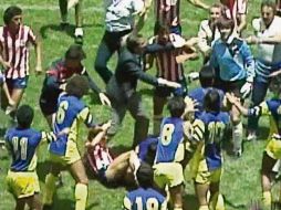 Patadas, puñetazos, cabezazos y todo tipo de artimañas se vieron aquella tarde en la cancha del coloso de Santa Úrsula, además de la frustración del equipo americanista por las burlas del conjunto tapatío. ESPECIAL